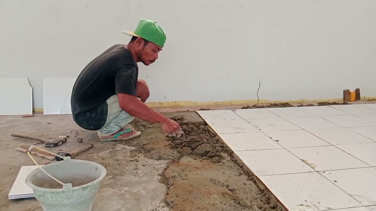 Tukang ngelawak pasang keramik cara nya aneh tapi nyata