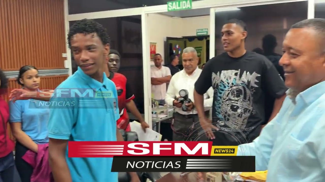 Estudiante entregan documento en la regional de educación en SFM 