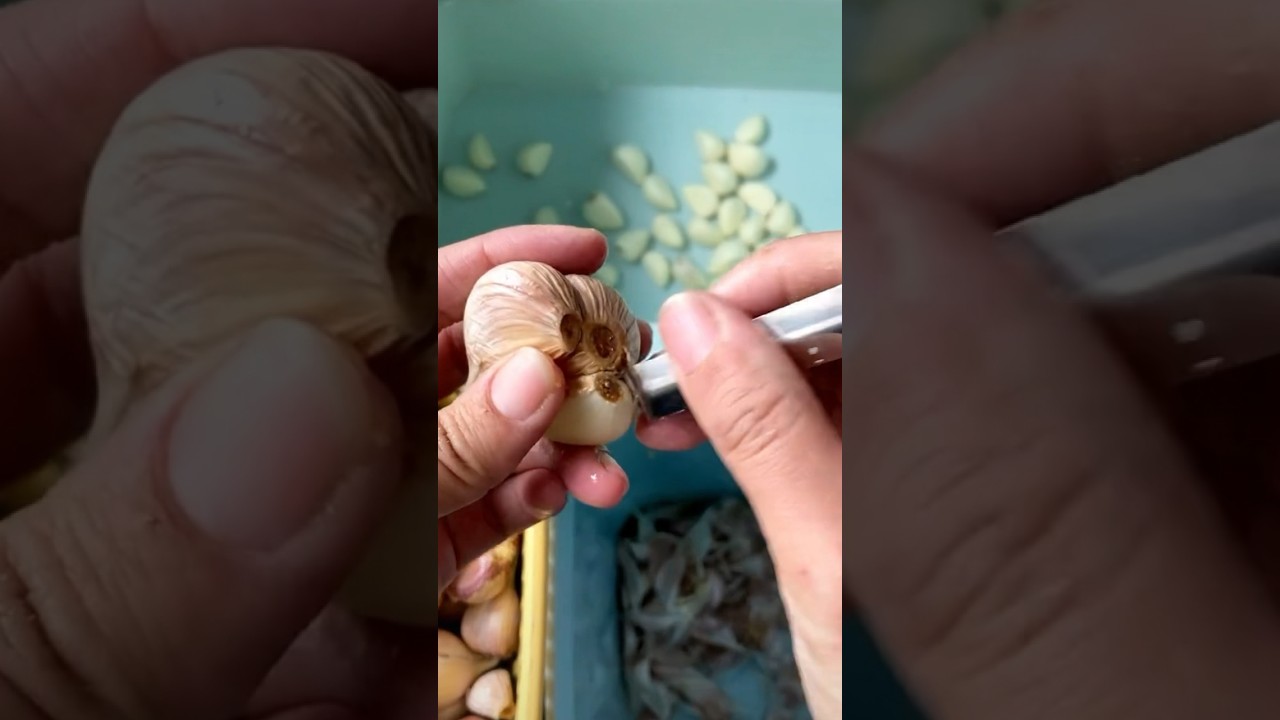 how to peel garlic easy way 🧄 #garlic #peeling #tips #shortvideo