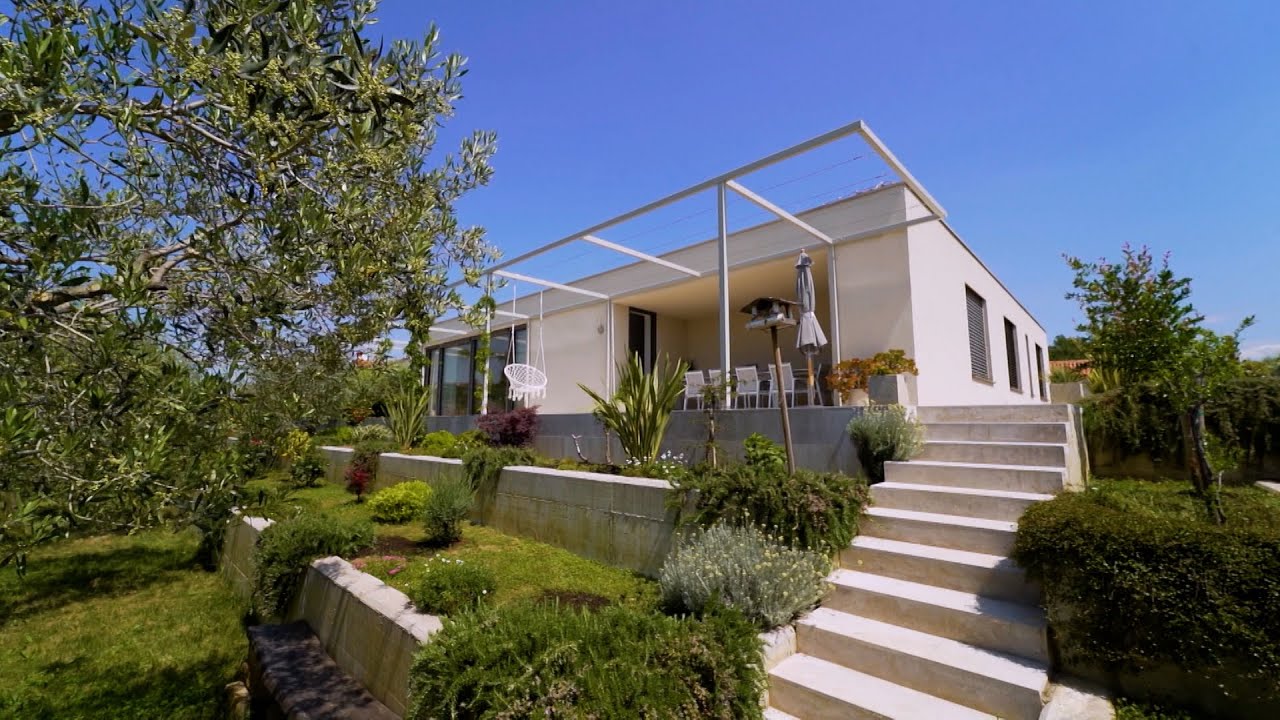 Ambienti TV Show - Navzven zadržana, a navznoter premišljeno zasnovana hiše na robu primorske vasi