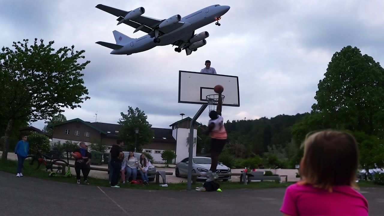 Salu lernt der Jugend was ein Dunk ist