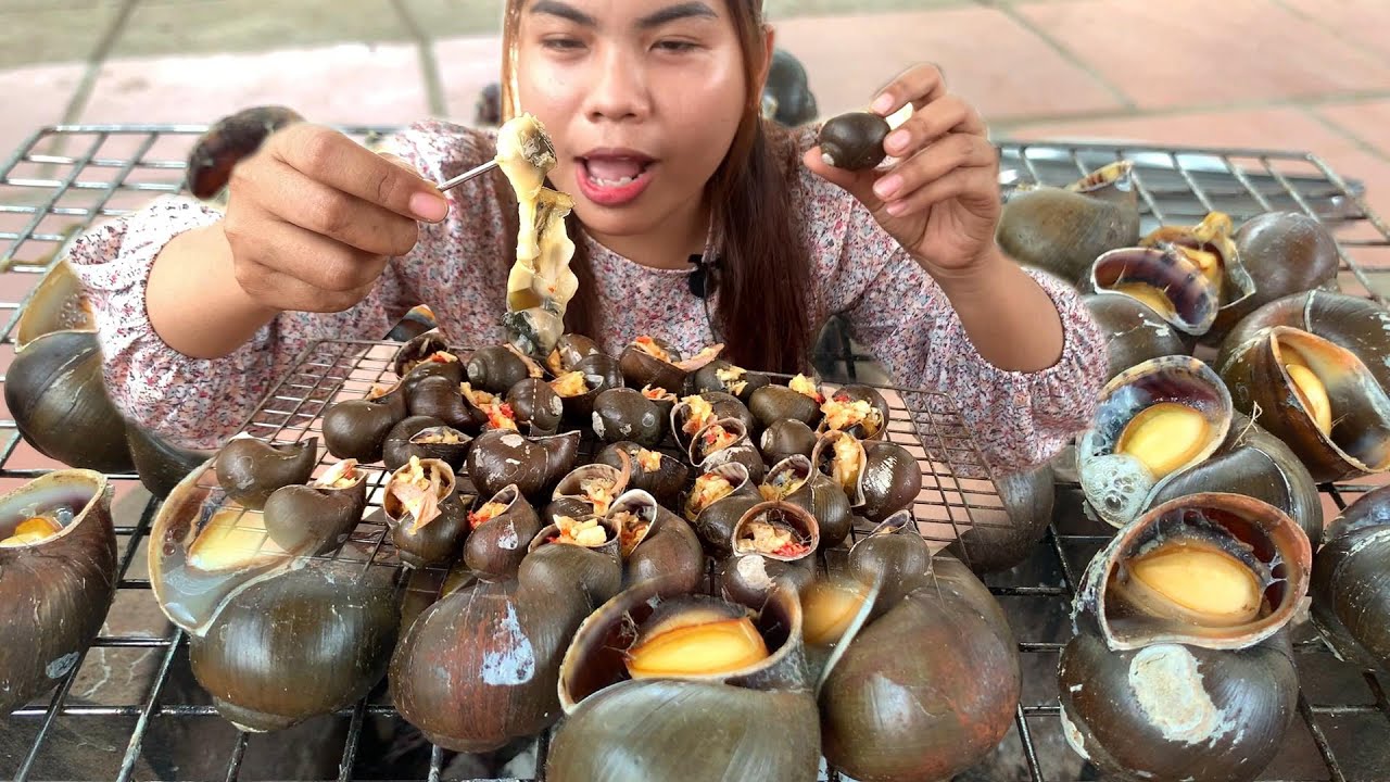 Wow! Amazing cooking food, Snail roast with chili sauce so spicy and delicious