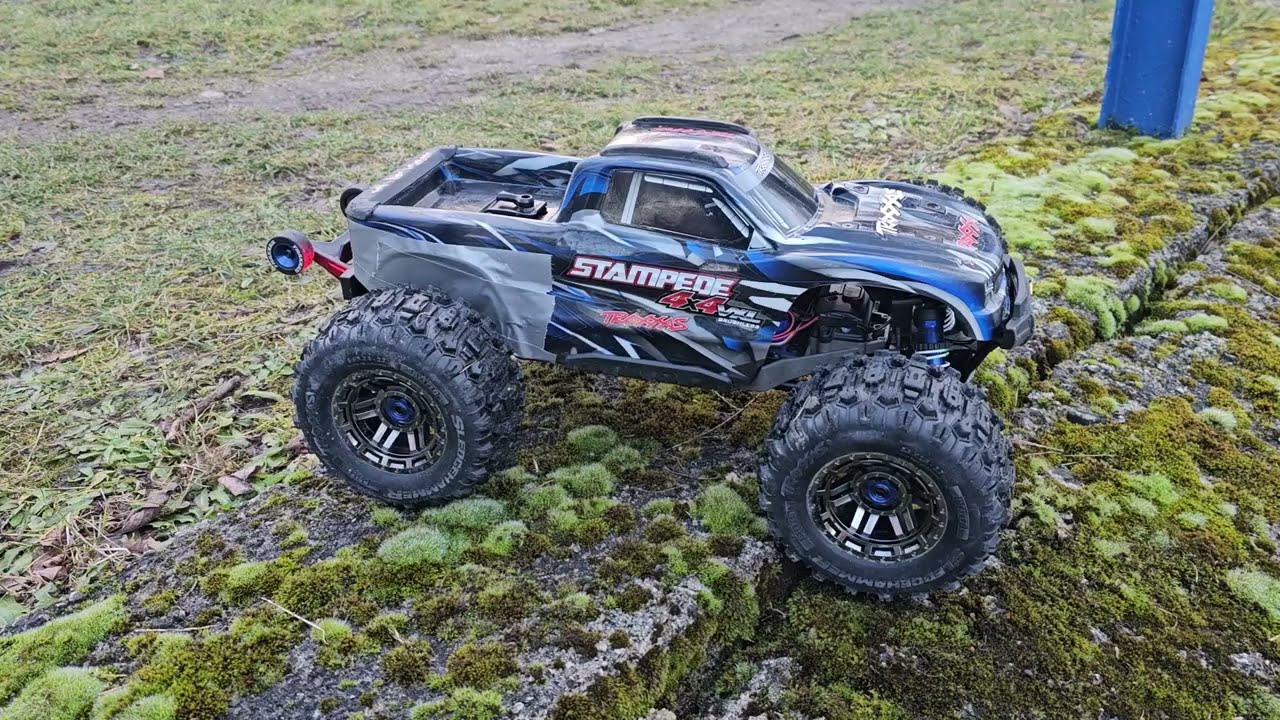 TRAXXAS Stamped na zamrznutom jazere driftuje 