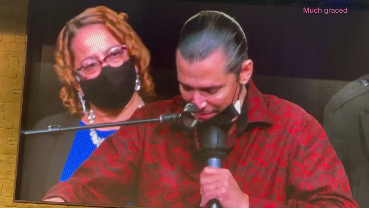 Эль ДеБарж выступает на церемонии прощания со своим братом Томми ДеБаржем 🕊