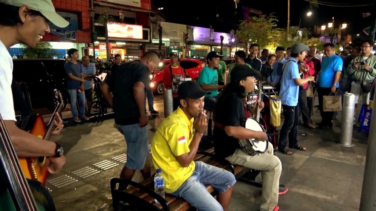 OPO TUMON !!! YG LEWAT LANGSUNG IKUT JOGET -- ASTRO ACOUSTIC MALIOBORO YOGYA
