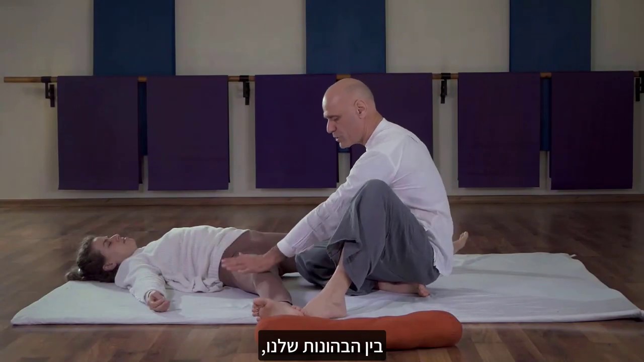 קורס מסז' תאילנדי עם נועם טירולר - מתיחות רגליים - עיסוי יוגה תאילנדי מסורתי