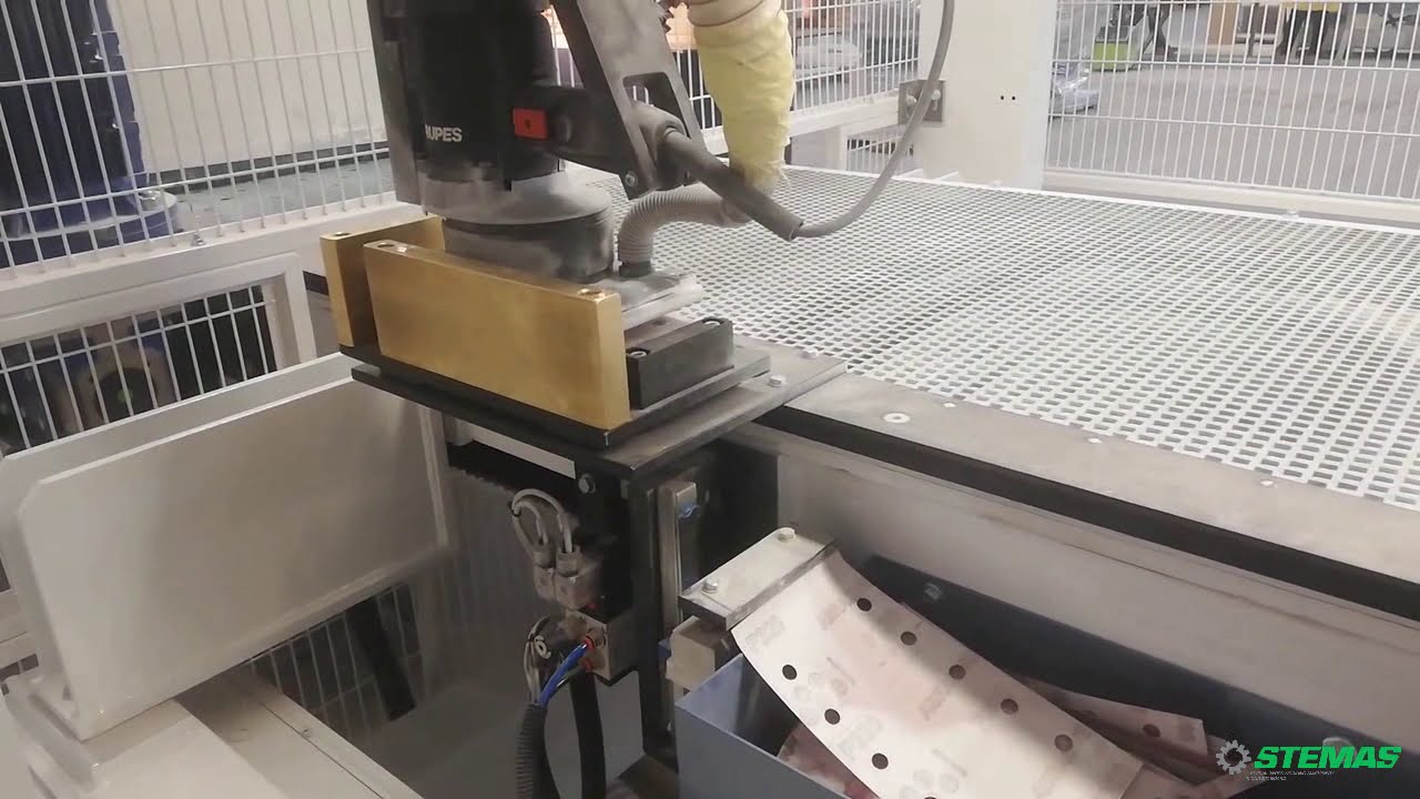 Automatic sanding paper cleaning and replacing