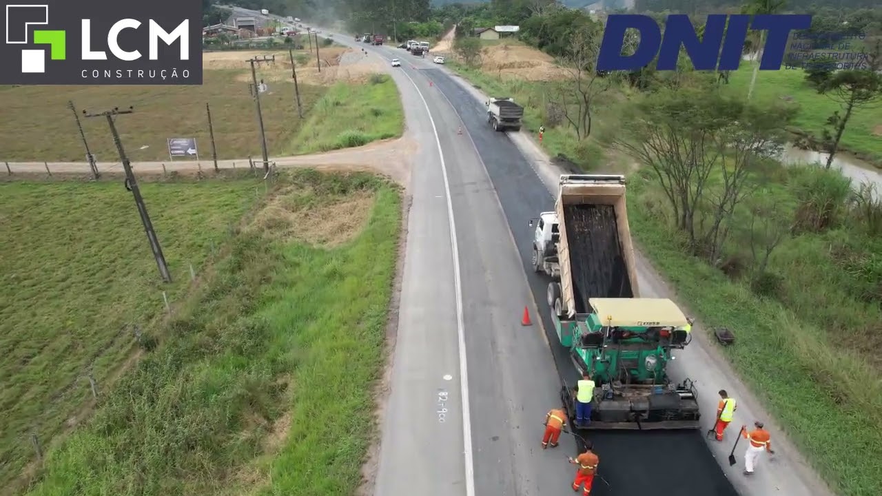 LCM CONSTRUÇÃO | BR-470/SC - Equipes de manutenção executam a aplicação de CBUQ na altura do km 82
