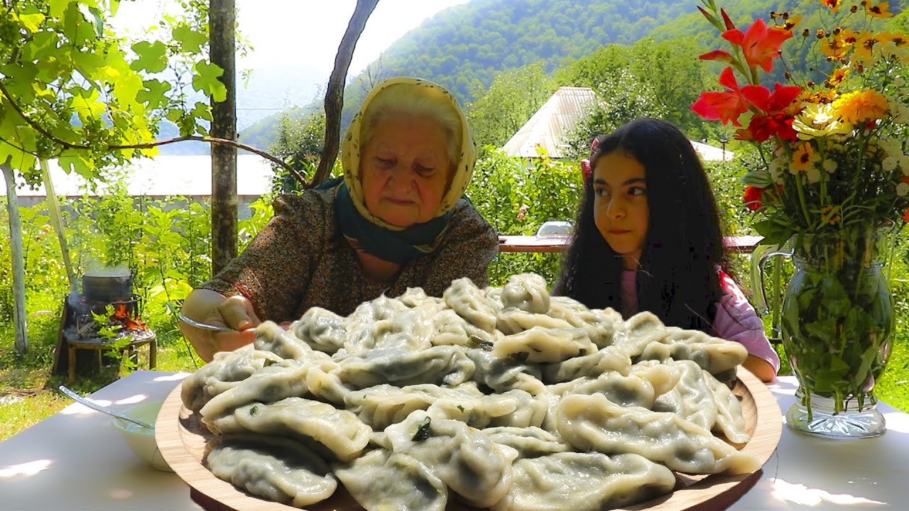 Бабушка приготовила для внучки Гирс-Гах кухню.Babushka prigotovila dlya vnuchki Girs-Gakh kukhnyu.