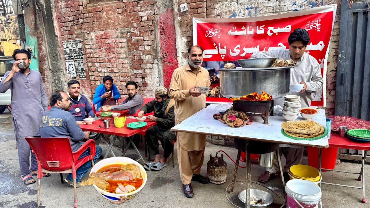LAHORE’S Authentic Workers’ Favorite Breakfast 😍 | Pure Roadside Desi Nashta - Pakistani Street Food