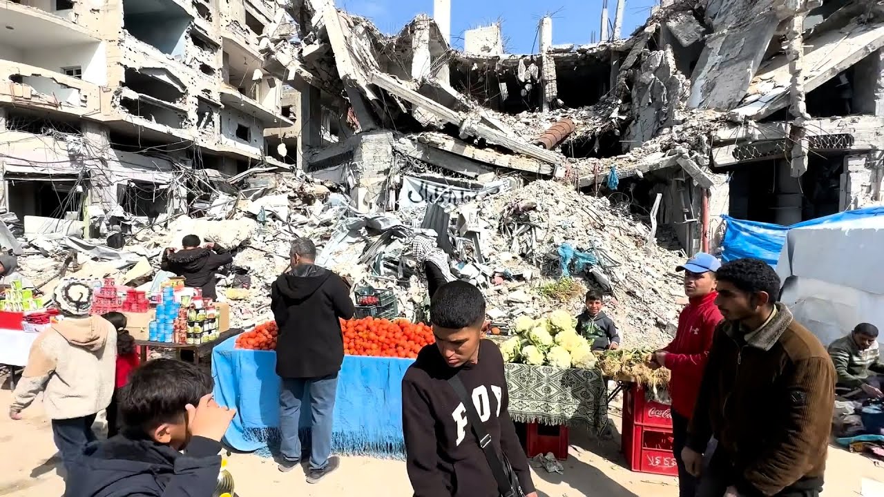 مواطنون يتسوّقون في سوق النصيرات وسط قطاع غزة