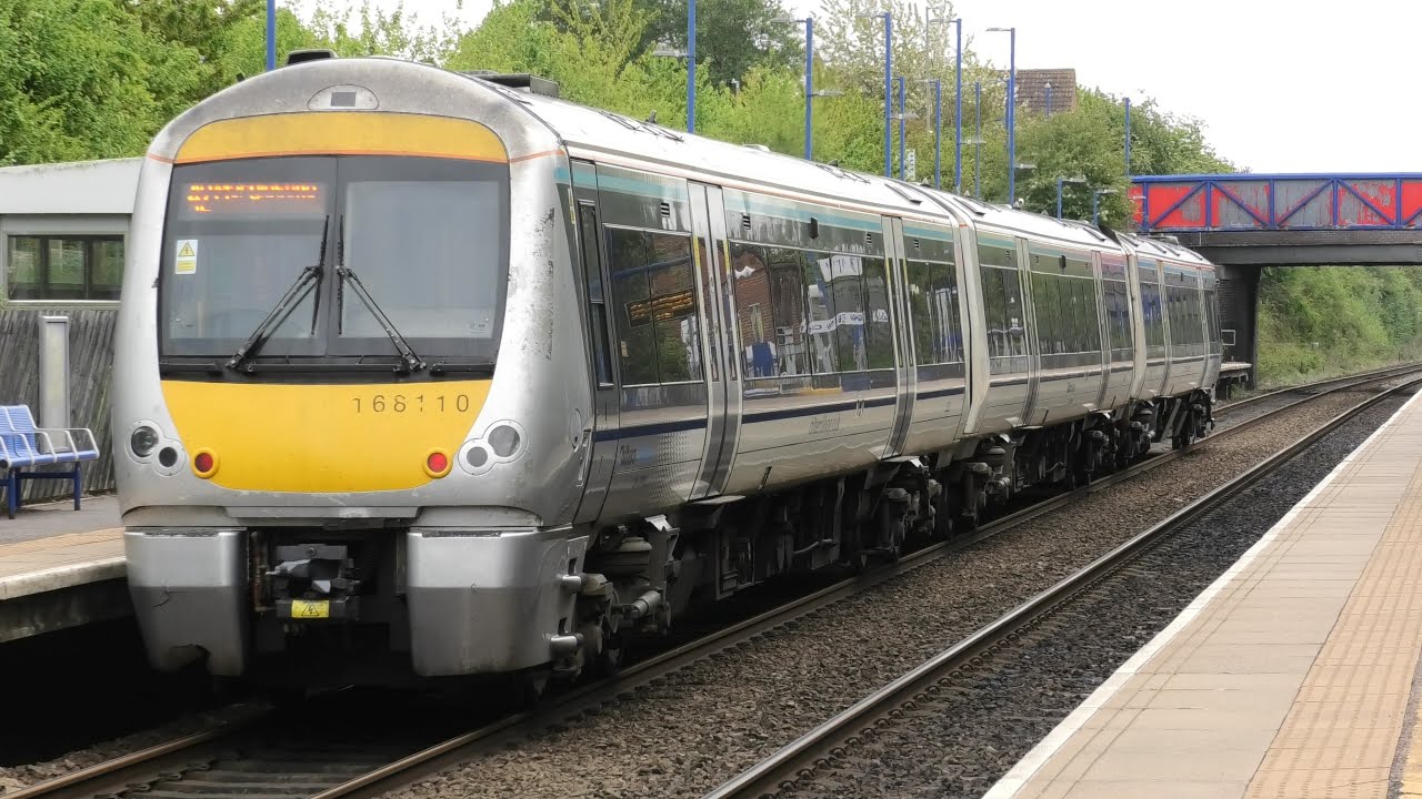 Trains at Bicester North & Haddenham & Thame Parkway | 28/04/22