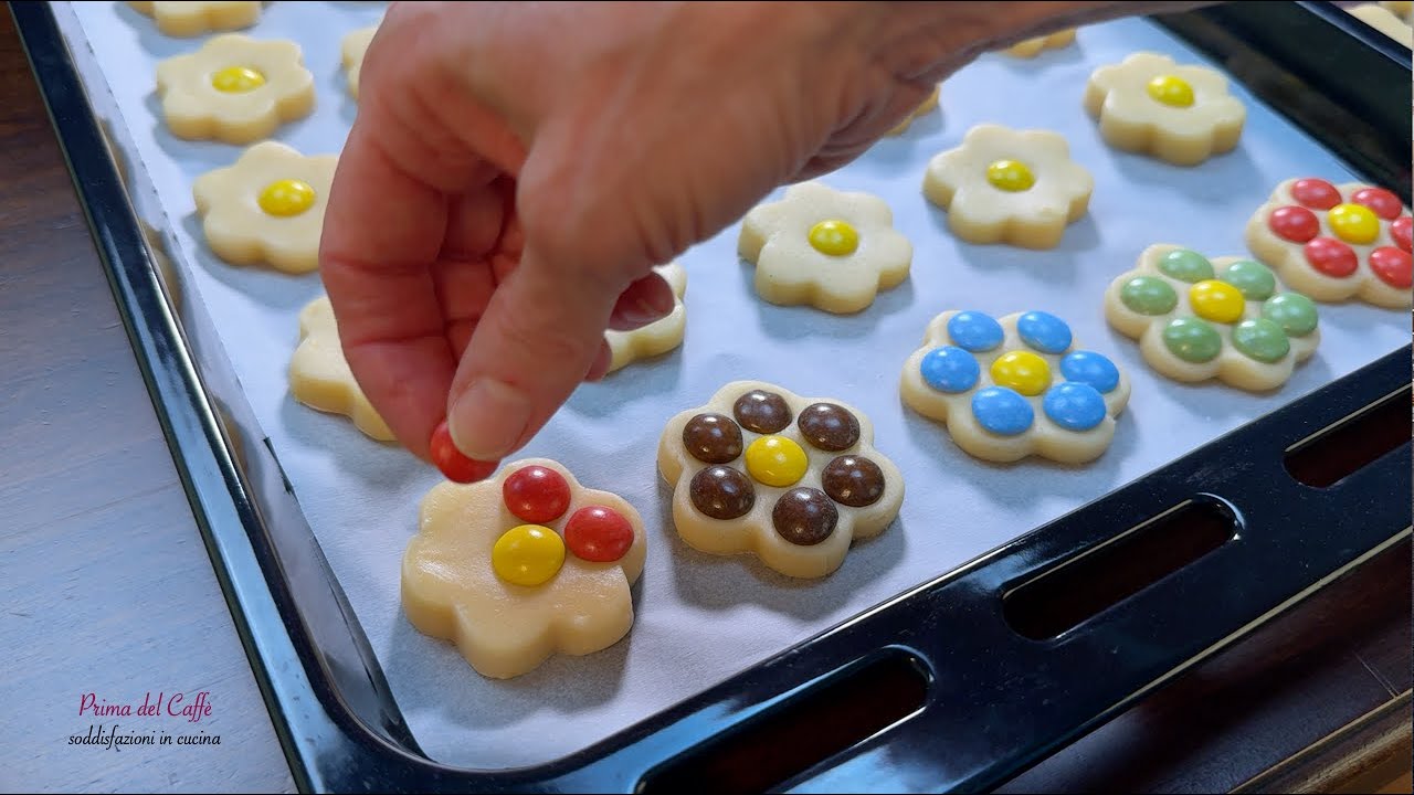 Biscotti al Burro a Forma di Fiore con Confettini &ndash; Facili e divertenti - Perfetti per Bambini