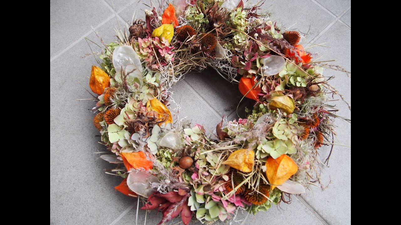 Herbstkranz gebunden mit Heu, Hortensie, Fruchtstände