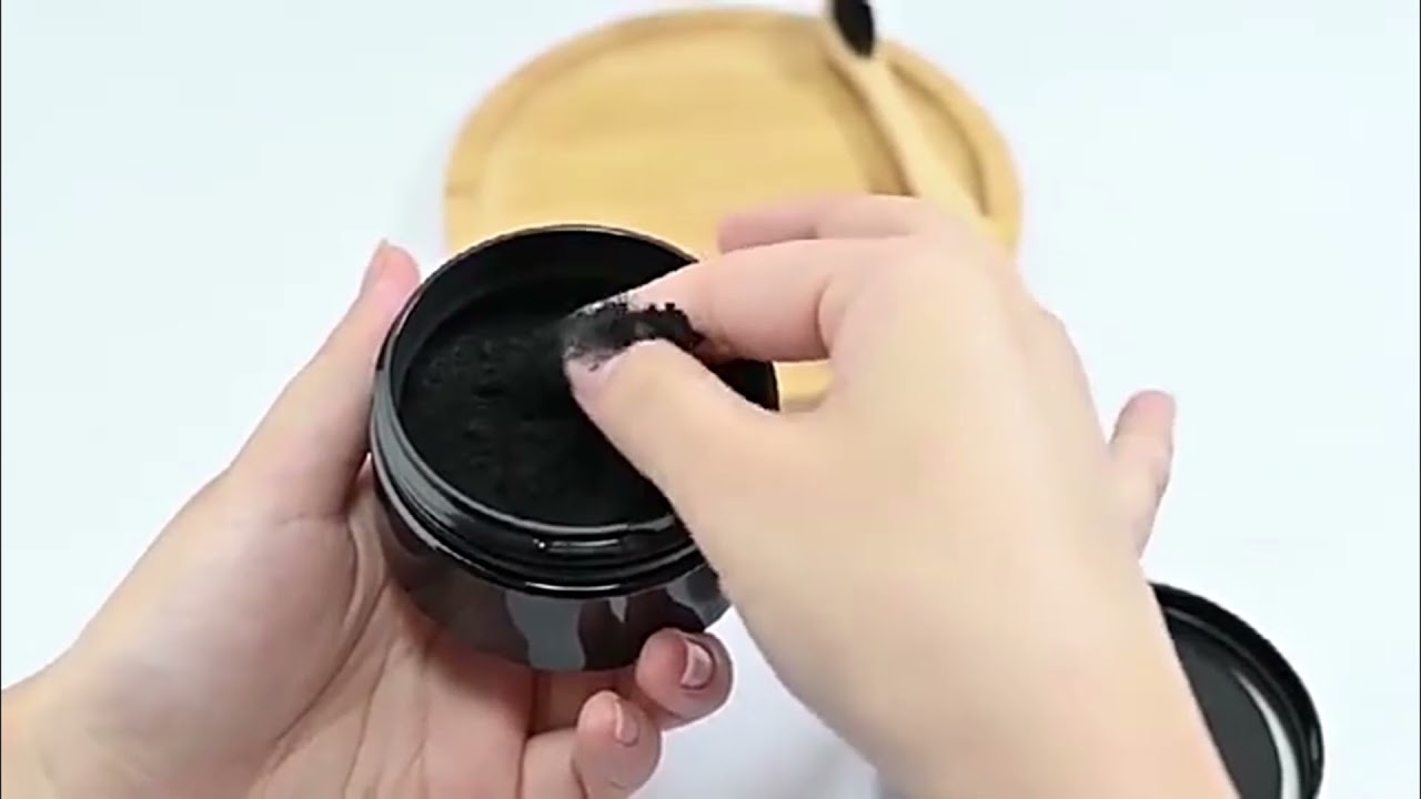 Polvere sbiancante per denti al carbone di bamb&ugrave;