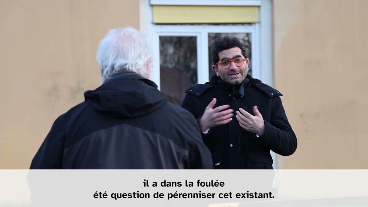 Rencontre devant l'école