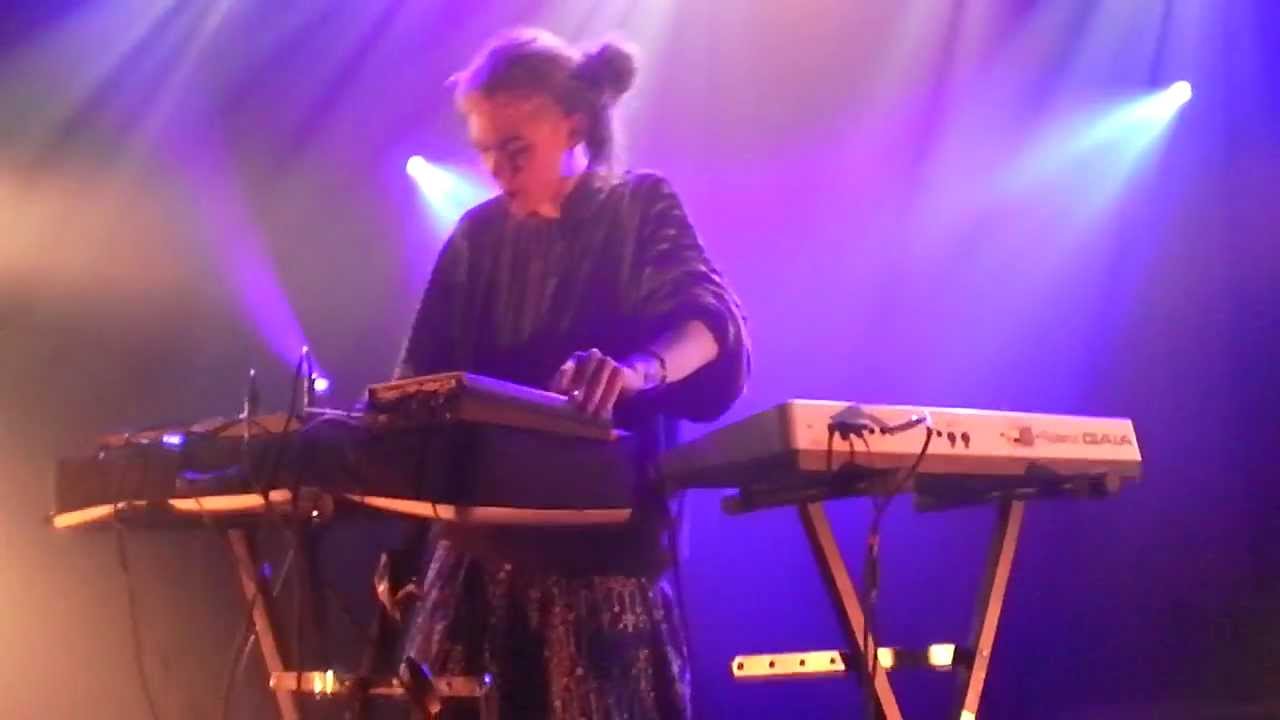 Grimes - Circumambient (live at Les Nuits Botanique 2012)