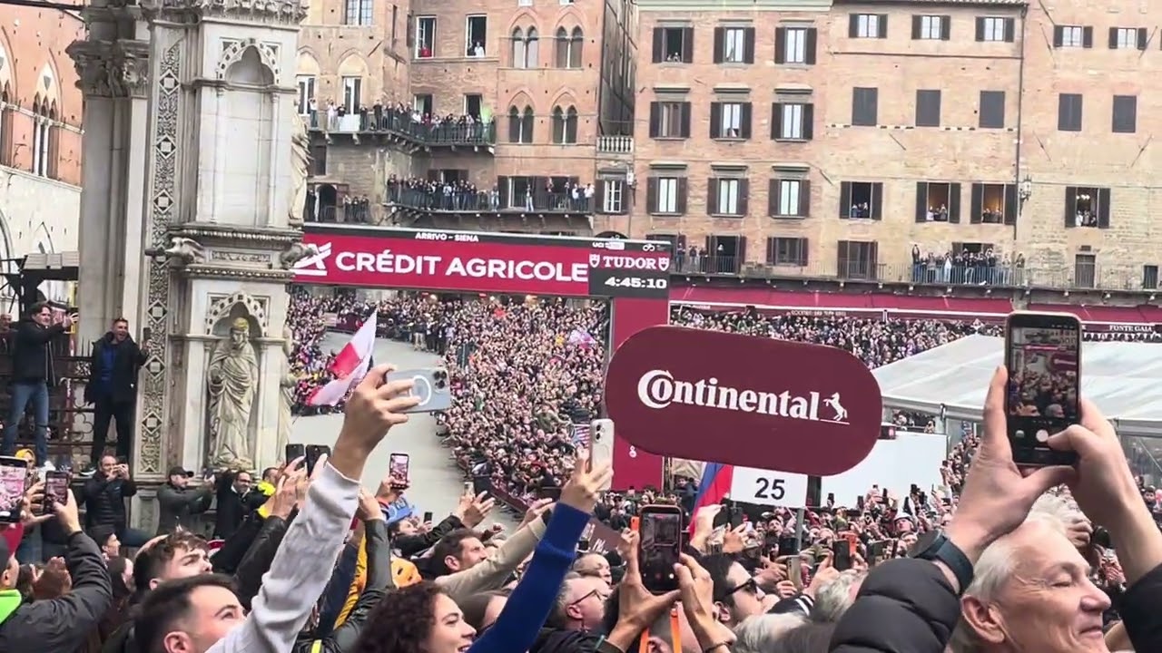 Strade Bianche: l’arrivo di Tadej Pogacar in Piazza del Campo