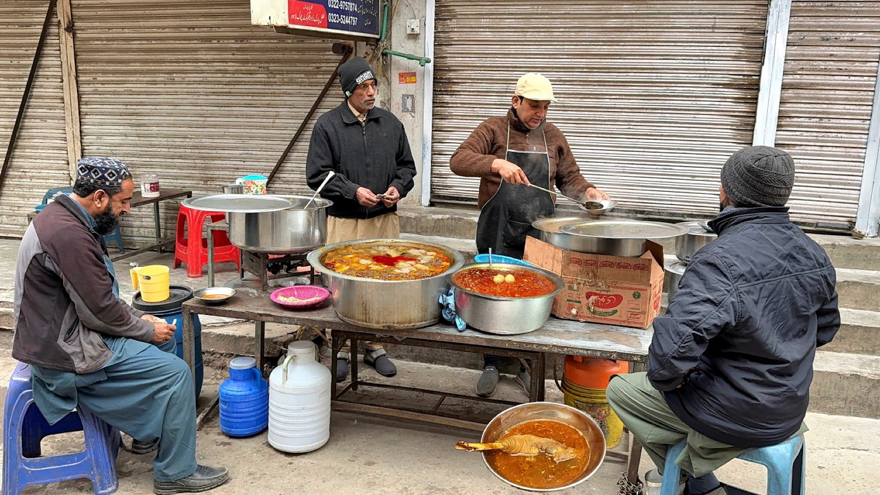 50/- Rs AMAZING FOOD AT STREET 😍 LAHORI STREET FOOD MUTTON PAYE - PAKISTAN STREET FOOD LAHORE
