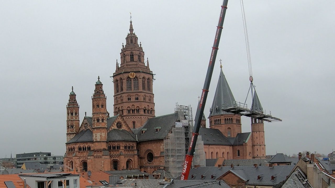 Westturm des Mainzer Doms nach 15 Jahren von Gerüst befreit