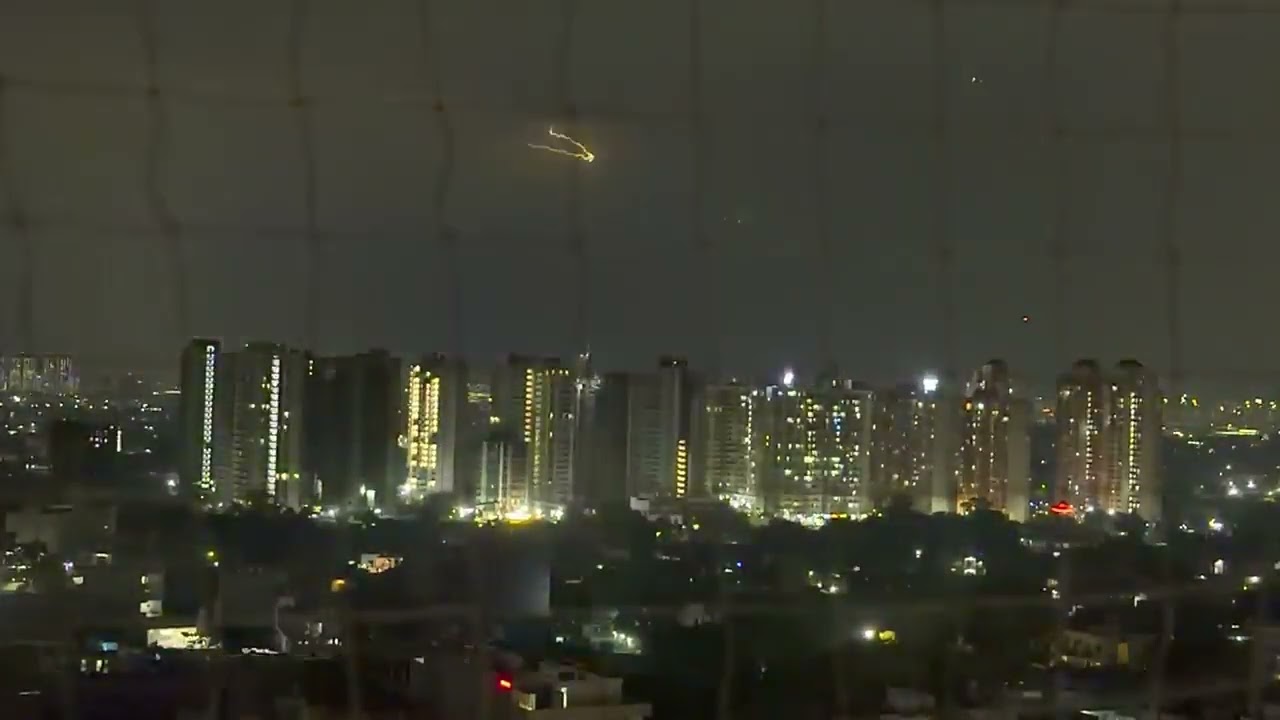 Heavy 🌩️ lightning and thunderstorm in Noida ⛈️🌩️. Stay safe