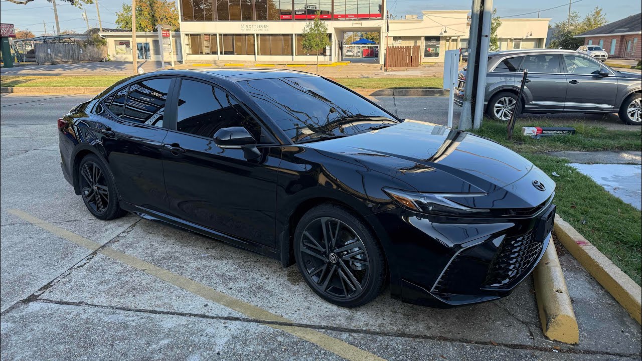 Роскошная тонировка стекол для Toyota Camry 2026 года, выполненная в черном цвете с 5% затемнением.