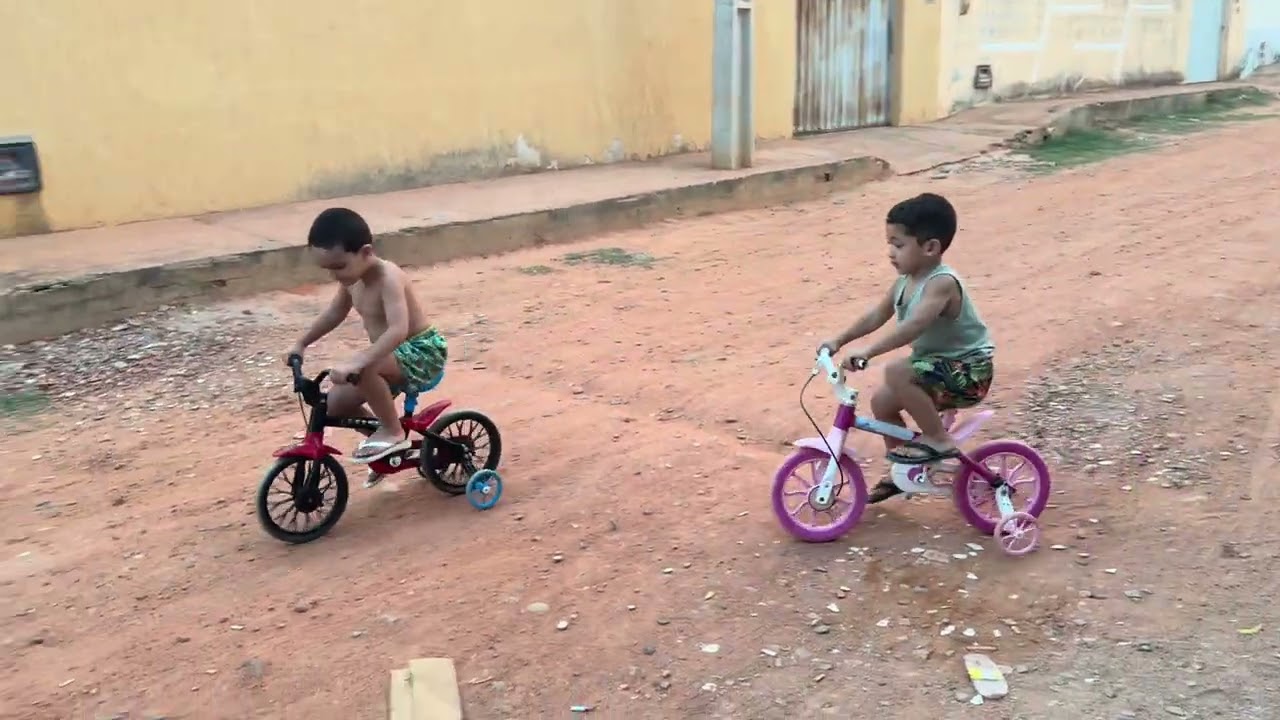 Andando de bicicleta com o primo Eliel 😍! fietsen met mijn neef Eliel