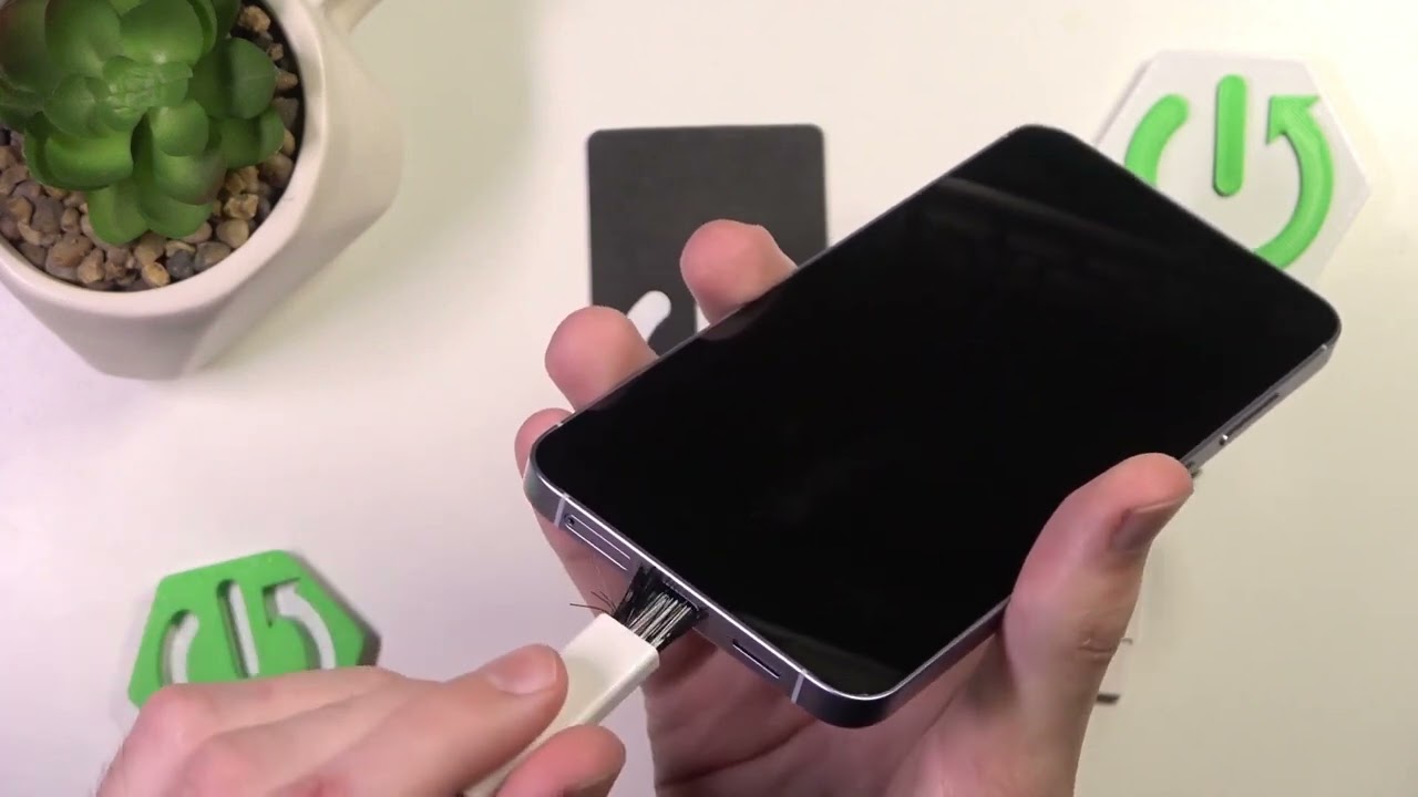SAMSUNG Galaxy S25+ — как почистить USB-порт