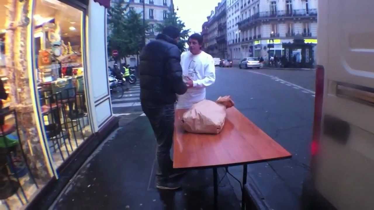 Mission Raymond : vendre des baguettes Hanounettes, devant une boulangerie et à moitié prix !