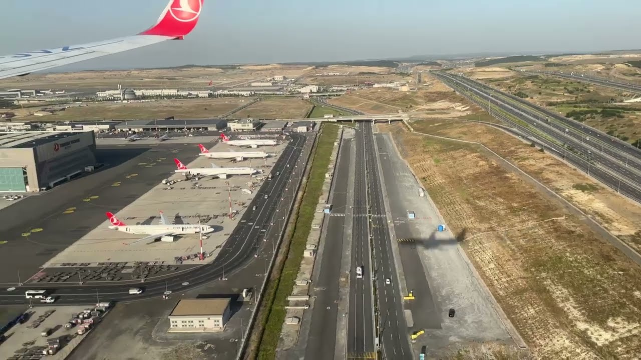 İstanbul İGA Havalimanı'nın Ortadaki Pistine İniş