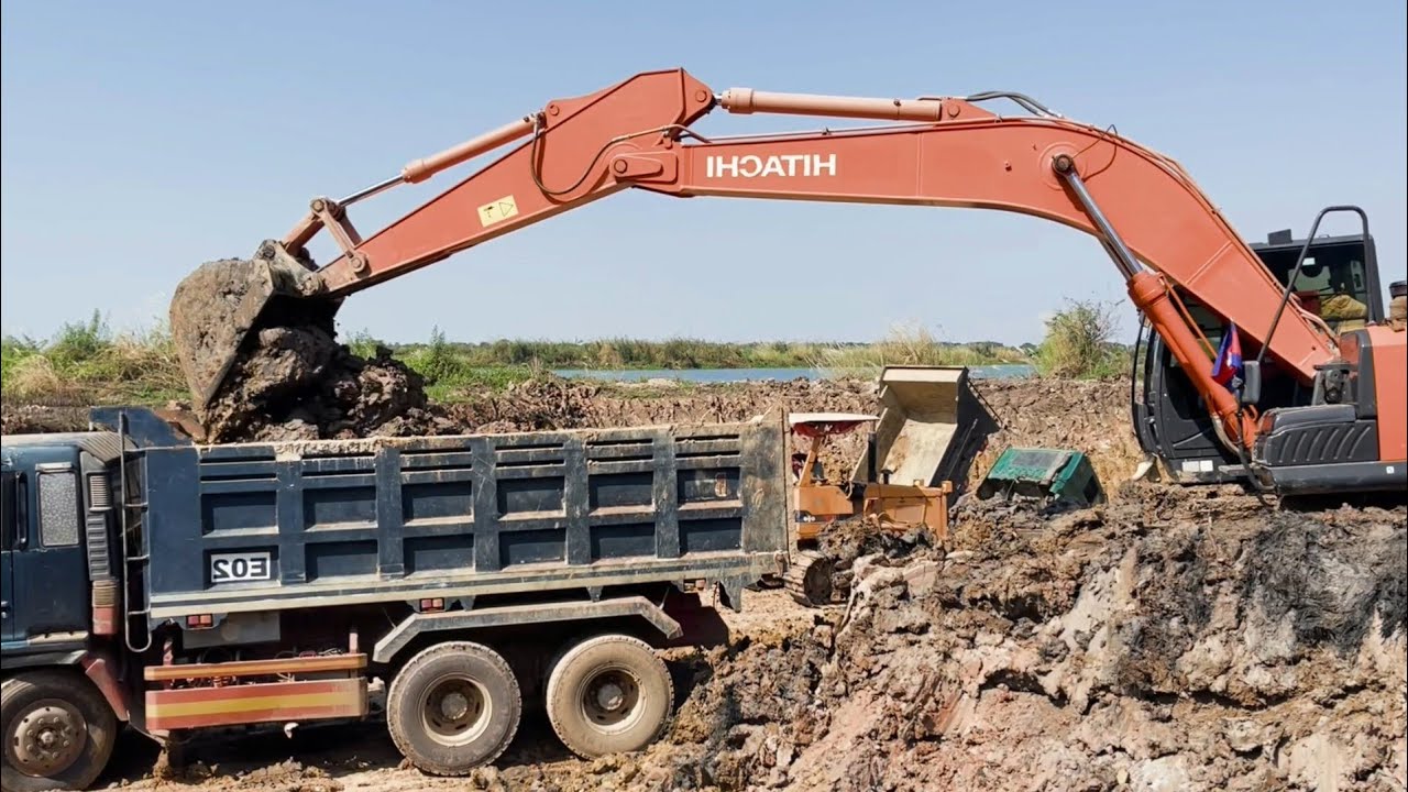ZAXIS 210LCH Hitachi Excavator Power! Rescues Stuck Truck 41-Ton Dump Truck | Earthmoving Action_02