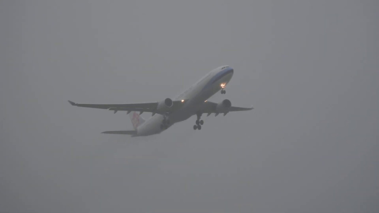 [RAW]China Airline CI221 A330 Go Around in Stormy Weather | Plane Spotting