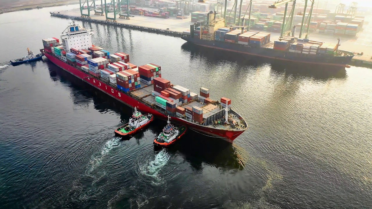 Navios Vessel Going Astern to berth