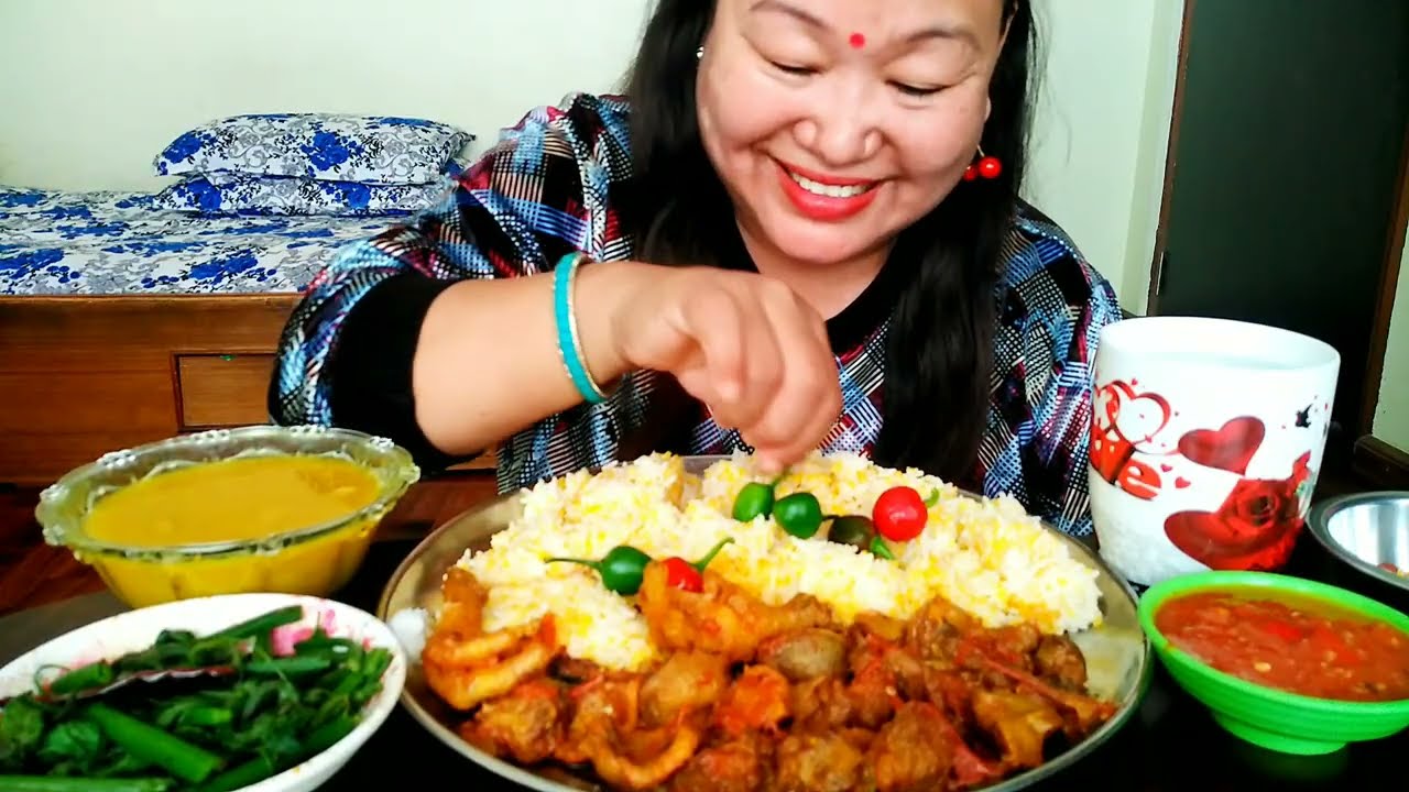 कुखुरा को पाङ्ग्रा फर्सी को मूनटा मुसरी दाल टमाटर को अचार डलले खुर्सानी 🌶️ संग 1 थाल खाना खाइयो 😋
