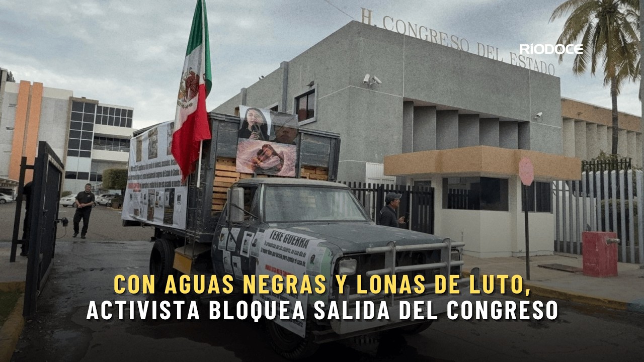 Con aguas negras y lonas de luto, activista bloquea salida del congreso