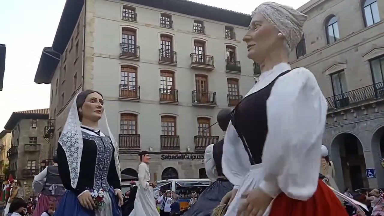 Polonesa de los gigantes en los Pentecostés de Bergara 'Menos Felisa de Sestao' ~ 27/05/2023