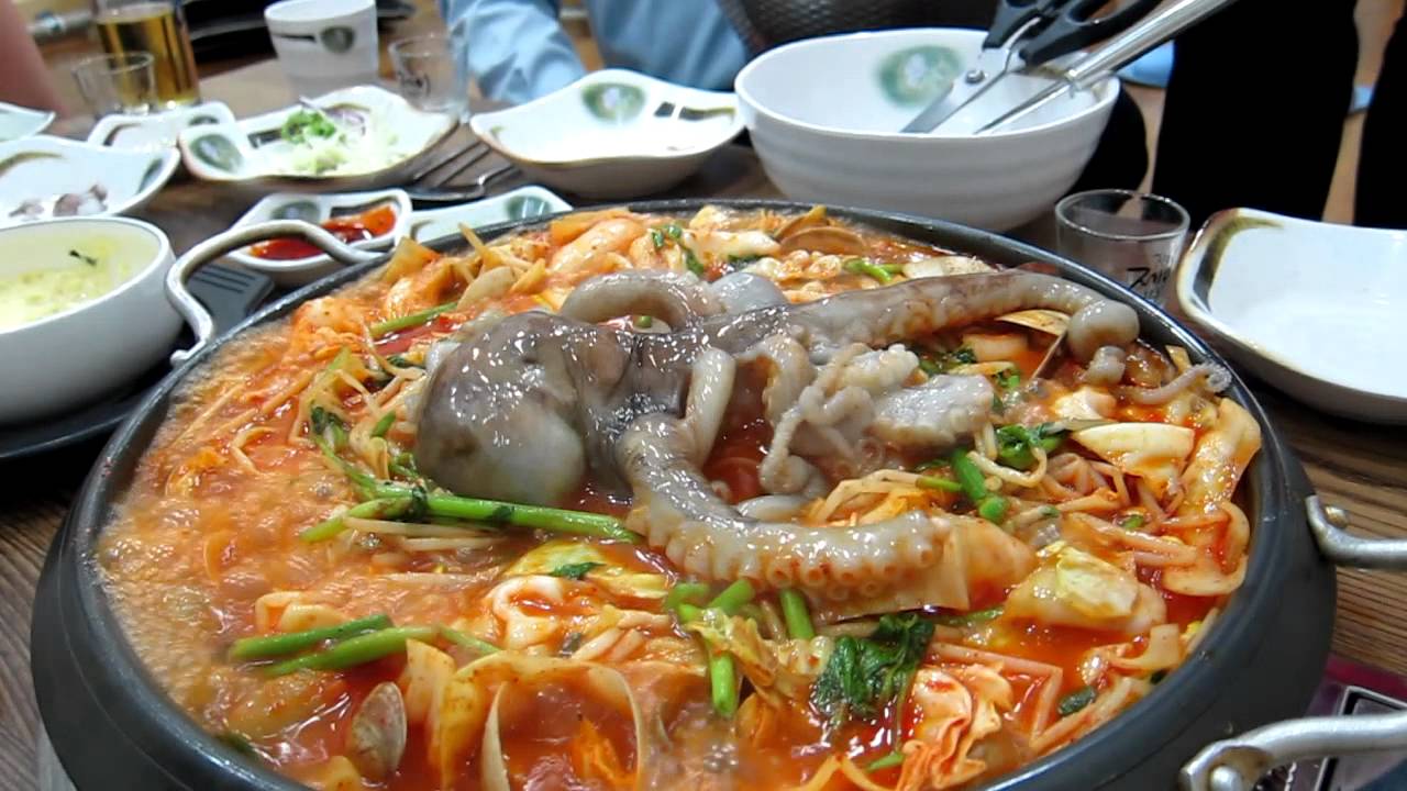 残酷？ナクチチョンゴル、韓国のテナガダコの地獄鍋