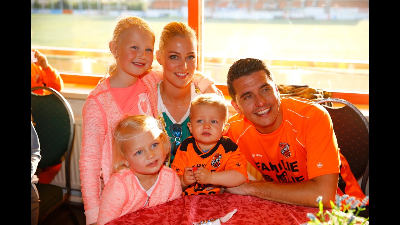 Opening voetbal Stadion Volendam door Jan Smit