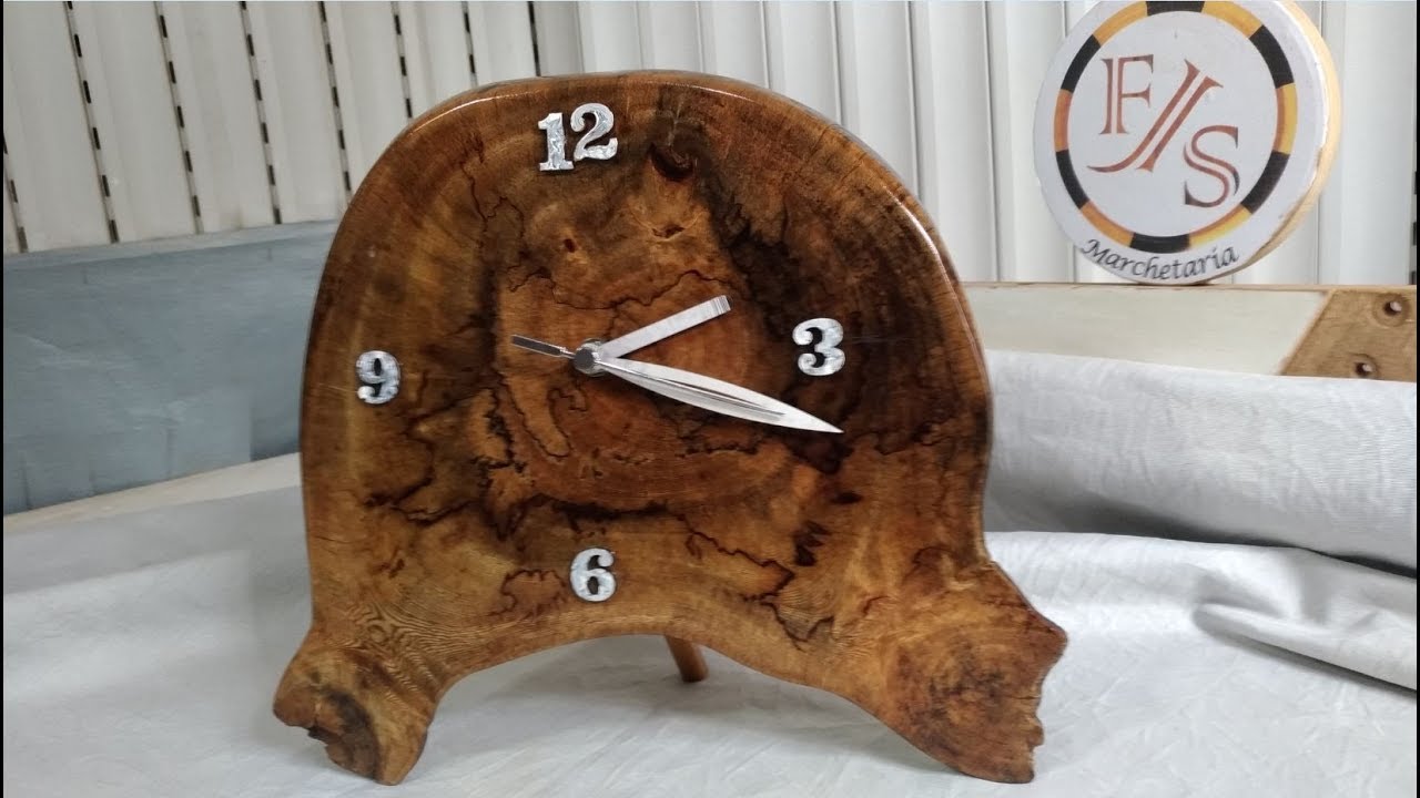 Marchetaria - Relógio de mesa, feito com pedaço de tora de madeira(Table clock made with wooden log)