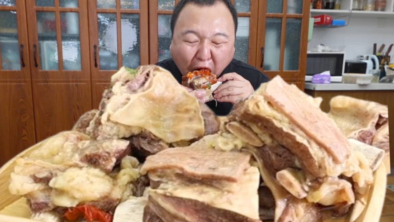 Ah Qiang makes stewed beef ribs so tender they fall off the bone!