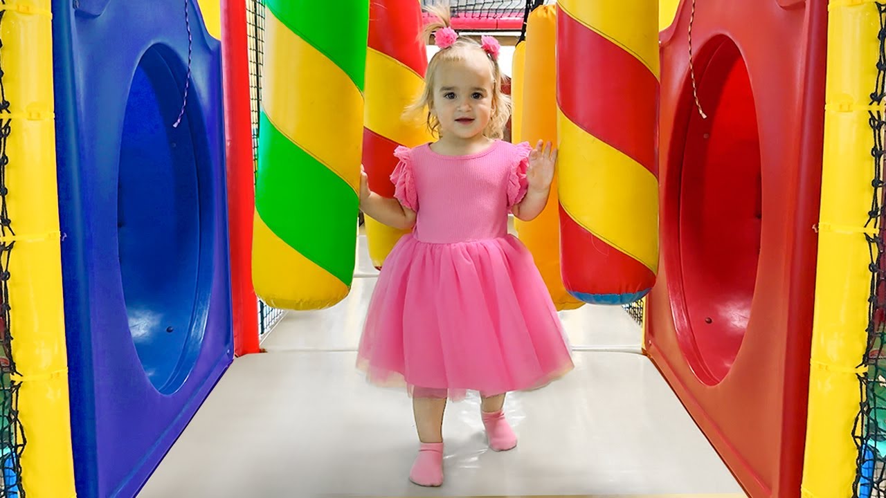 Alicja i mama bawią się w Game Center dla dzieci!