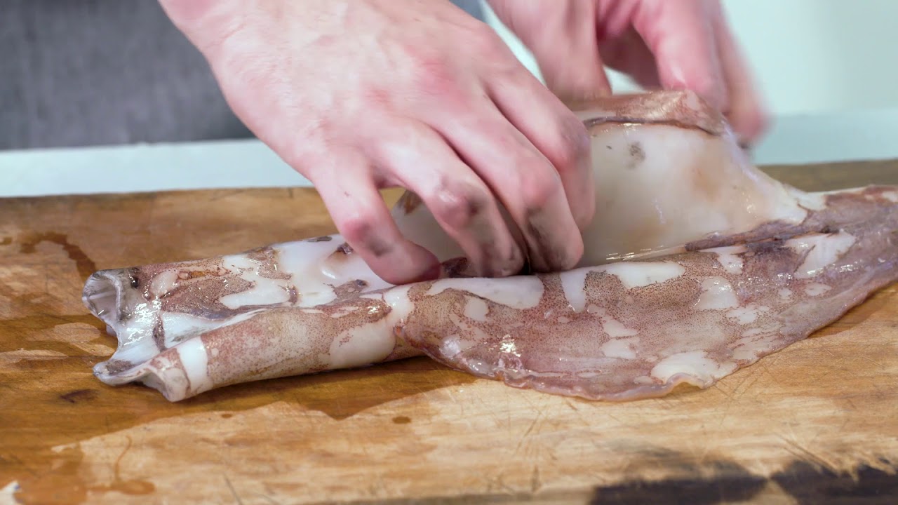 BLUS viser, hvordan du renser en frisk blæksprutte - How to clean a squid