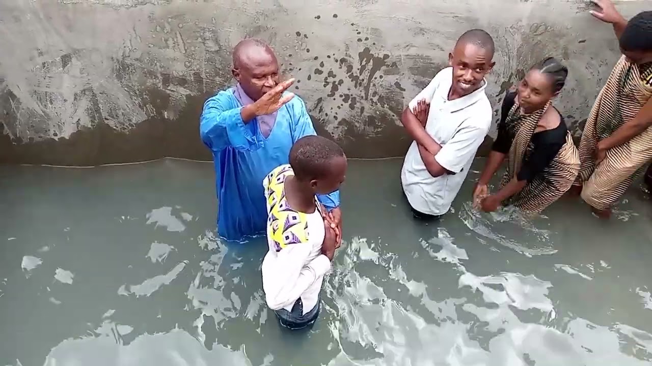 Umubatizo wa mbere ku Buhanda