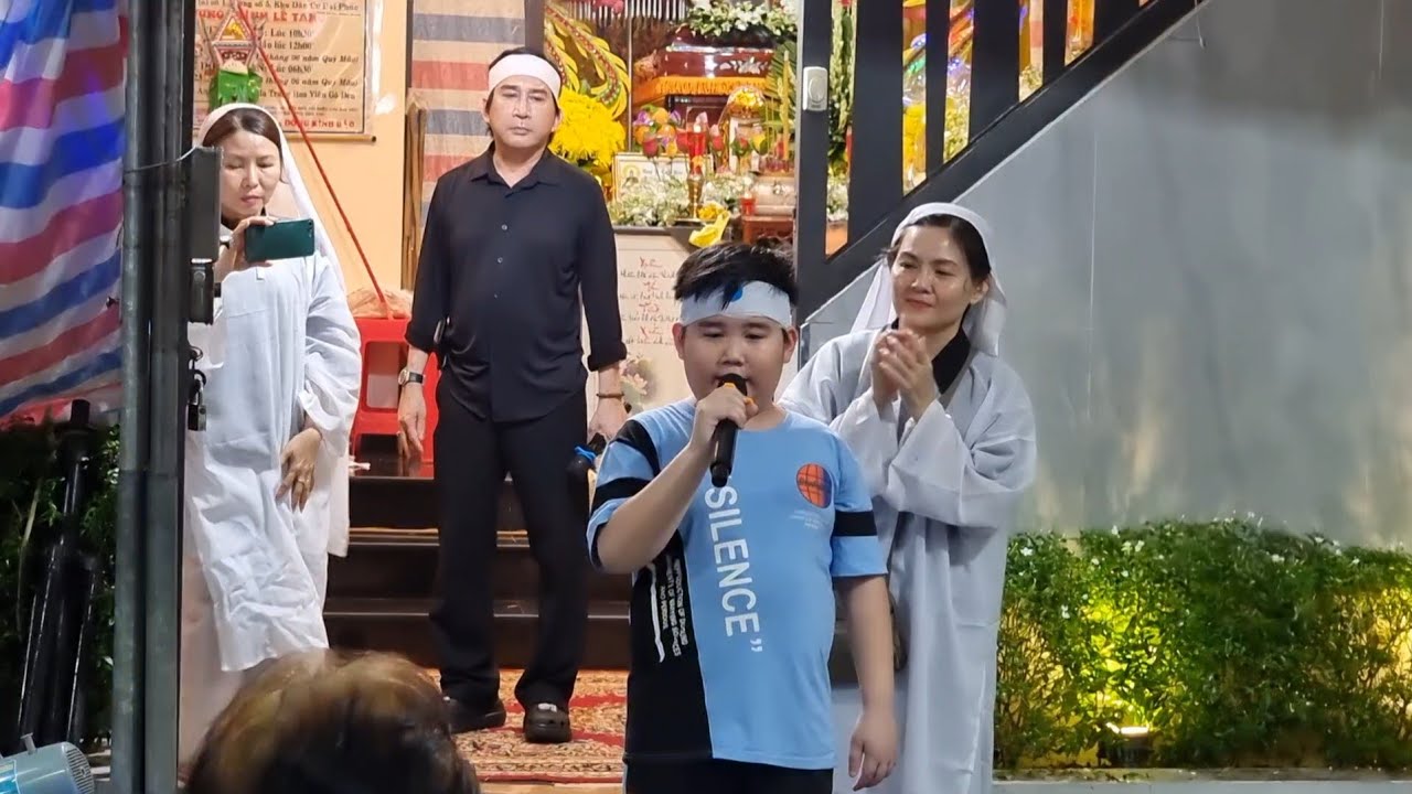 Lần đầu tiên Con Trai NS Kim Tử Long hát tặng bà con cô bác trong đêm cuối đám tang NS Xuân Yến