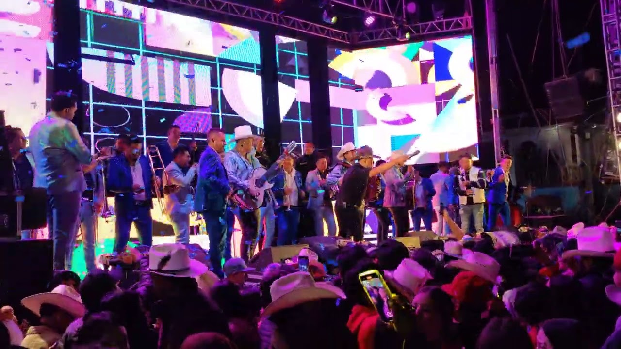 Mujer Alegré / Mujer Interesada / Banda La Fregona ft Los Infinitos desde San Isidro Michoacán.