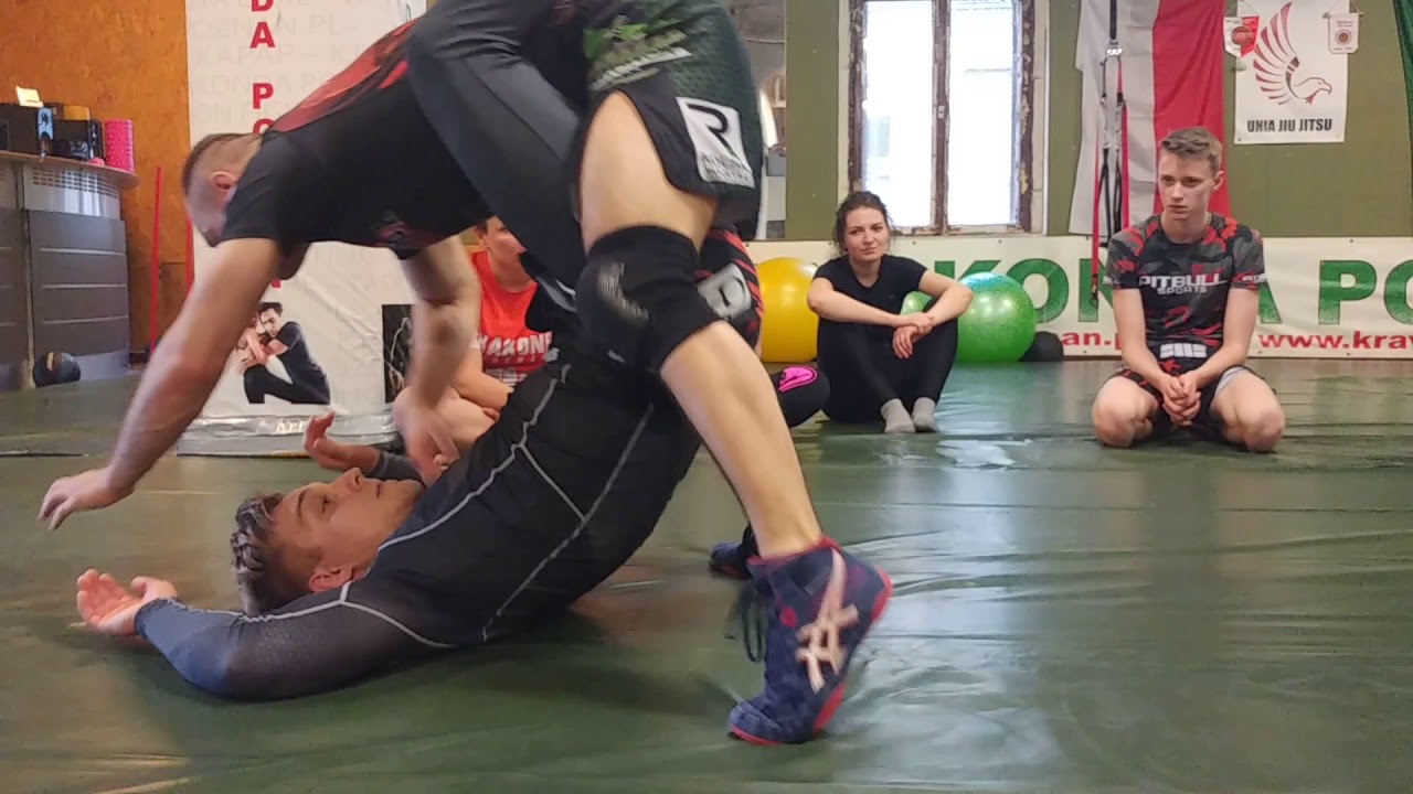 Technika BJJ - wyjście z gardy z techniką kończącą
