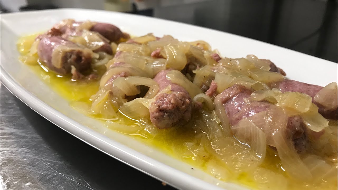 Salchicas encebolladas