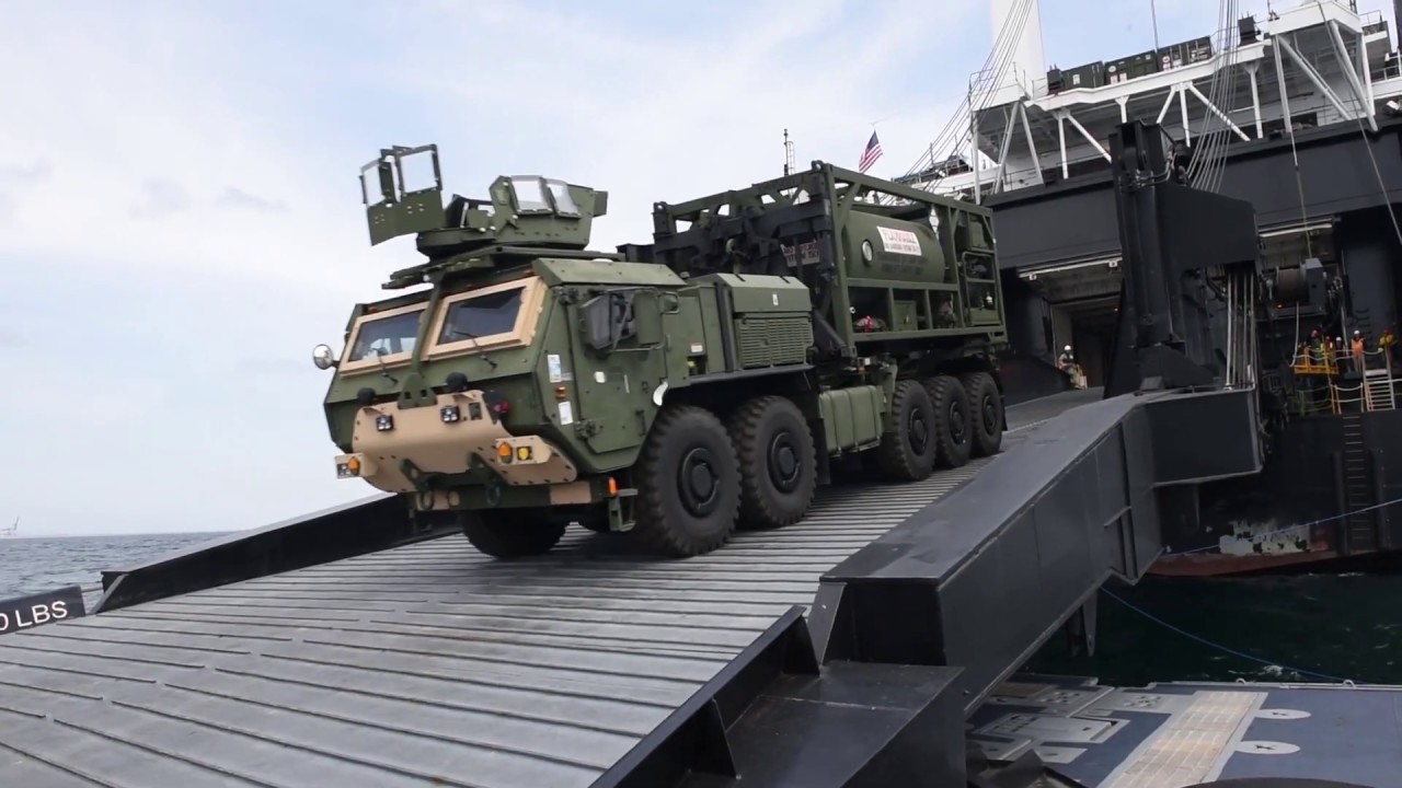 Descargando el buque buque de preposicionamiento  USNS “Pililaau”