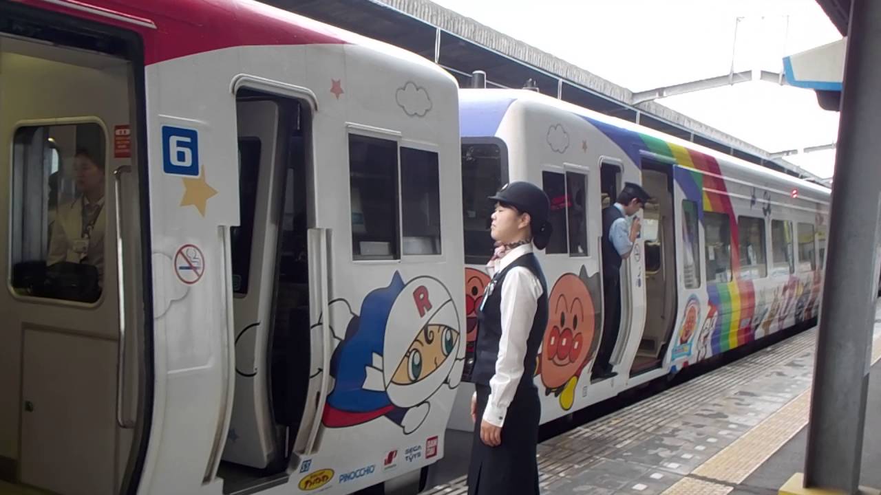 ８０００系電車８両編成・アンパンマン列車【２２Ｍ・特急いしづち２２号・特急しおかぜ２２号】予讃線・丸亀駅・中間運転台・車掌ドア扱い（平成２８年５月２９日）