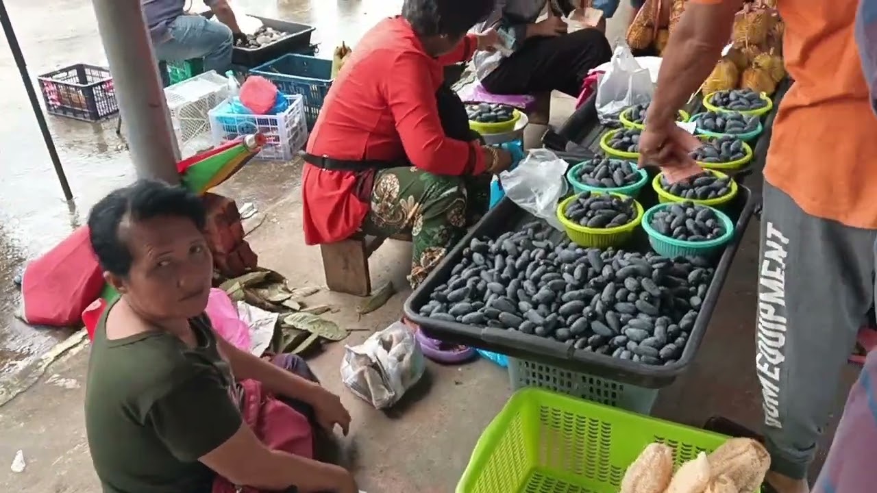 pasar minggu dekat sebauh.beli hasil hutan rumah panjang.